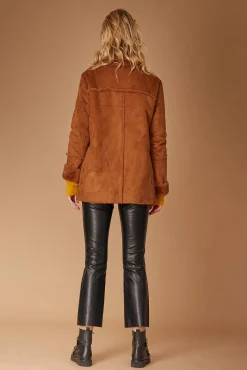 Shop La Fée Maraboutée Manteau court effet peau retournée - 40 Marron